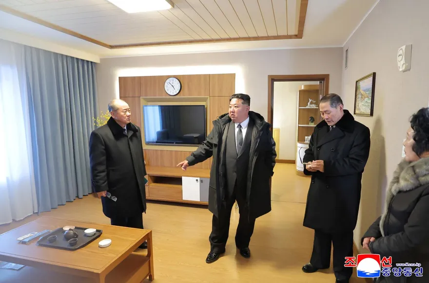 金正恩穿大衣、踩皮鞋直闖女湯「視察」　日媒：濃濃違和感