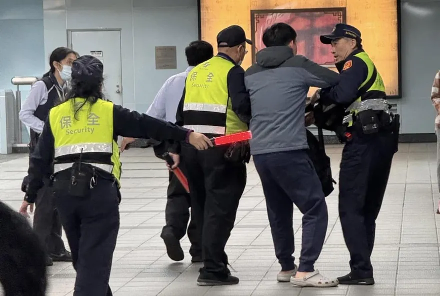 北捷板南線車廂內男子亮剪刀　乘客恐慌警帶回偵辦