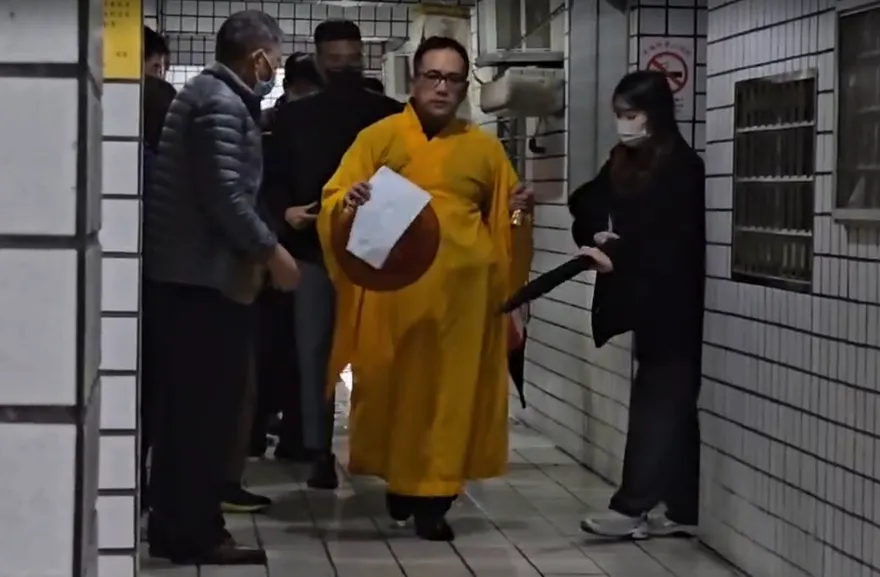 消防員詹能傑殉職！家屬撐傘雨中招魂　弟弟捧牌位神色哀慟