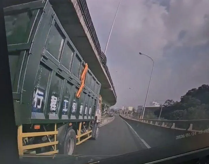 影/超扯一幕！高雄88快速道大貨車鑽縫硬入　撞2車肇逃