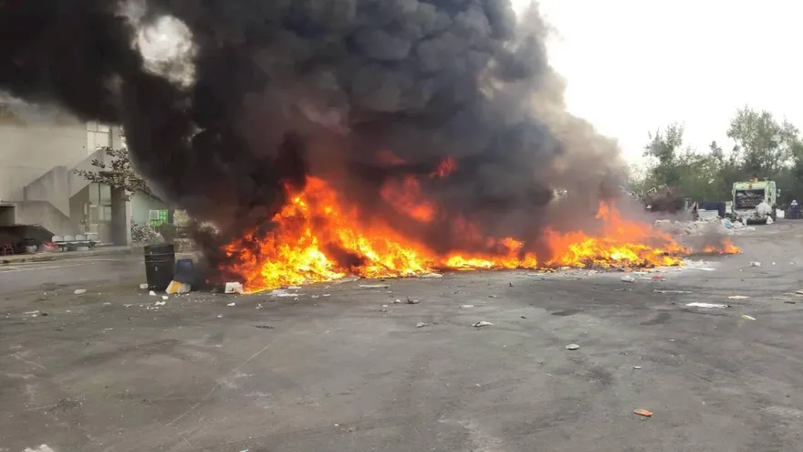 鋰電池未回收！台南垃圾車「壓縮」燒起來　消防局發出9大警告