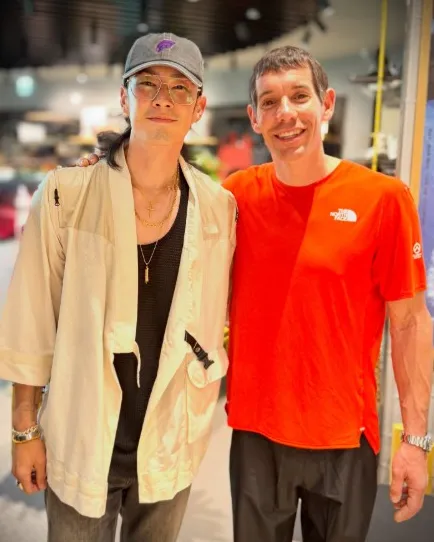 霍諾德徒手爬完101！吳建豪曬合照嗨喊：傳奇蜘蛛人