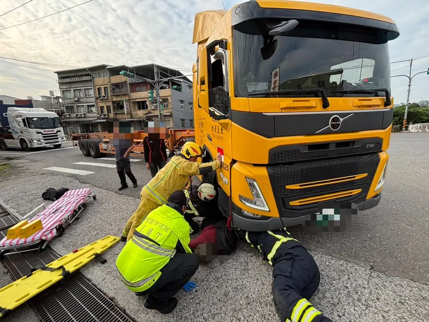 基隆嚴重車禍！自行車男遭捲入聯結車底　警消趴地搶命