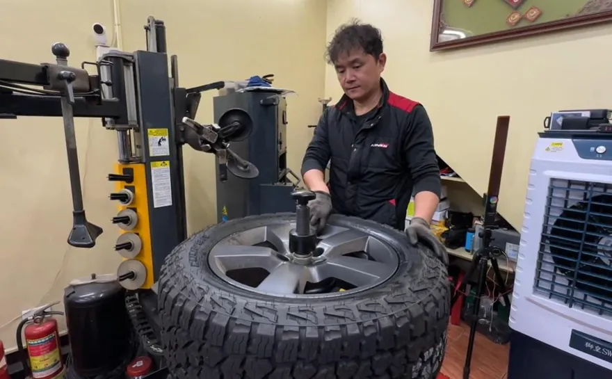 輪胎行被打一星負評竟因為講客語　老闆：值得嗎？