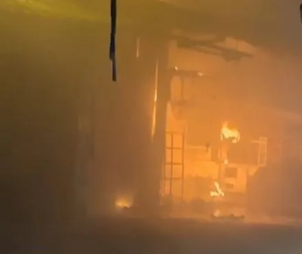 影/南屯市場凌晨大火「2鐵皮攤販燒毀」　幸無人傷亡