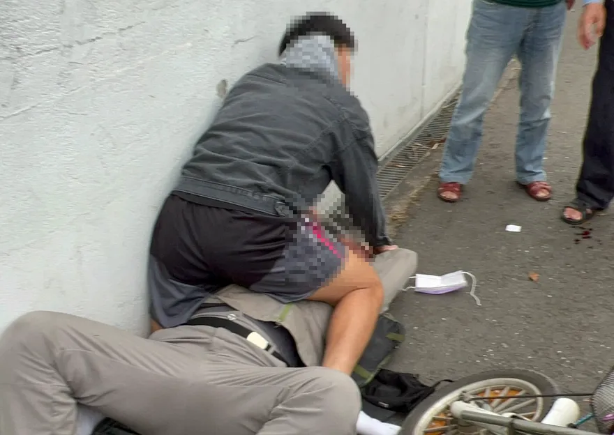 影/楠梓老夫婦遭逆向騎士暴打　21歲男大生鎖喉壓制解危