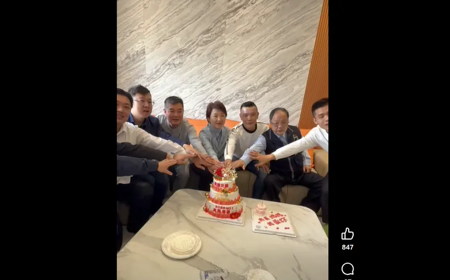 中市白營要角生日！盧秀燕現身祝賀高喊：藍白需團結、團結真有力