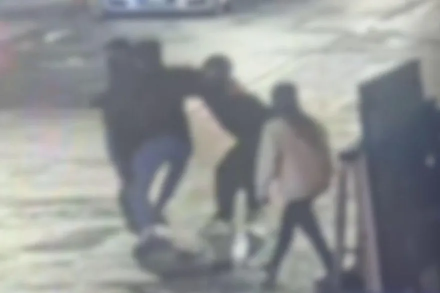 影/北市辣手女店長不爽飲料店遭留負評「撂人當街追打」