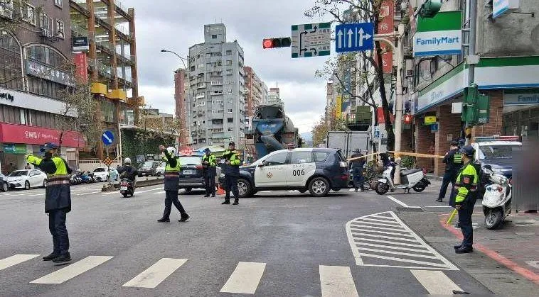 影/北市35歲單車女遭水泥車輾壓慘死　「警車陣」現場封鎖