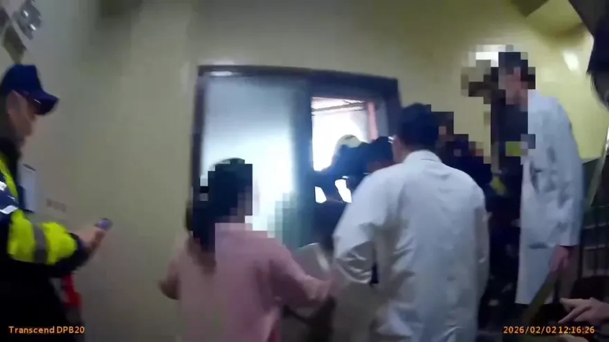 影/你給我進來！馬偕員工失控站女兒牆　警消圍撲畫面曝