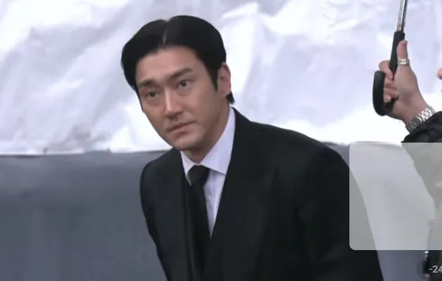 大S逝世週年！具俊曄搭檔姜元來冒雨坐輪椅現身　SJ始源也來了