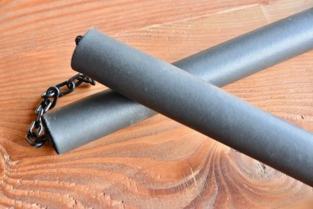 影/李小龍上身！陸男穿「黃色緊身衣」星國街頭耍雙節棍　判刑半年