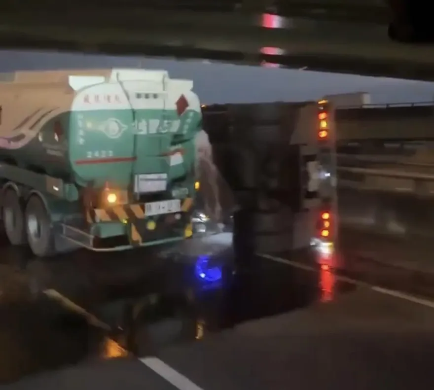 國道一號油罐車出事了！油料狂洩成「油河」　回堵數公里