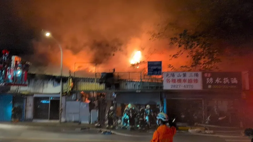 北投恐怖火警！無情大火吞噬鐵皮倉庫　黑煙飄捷運高架