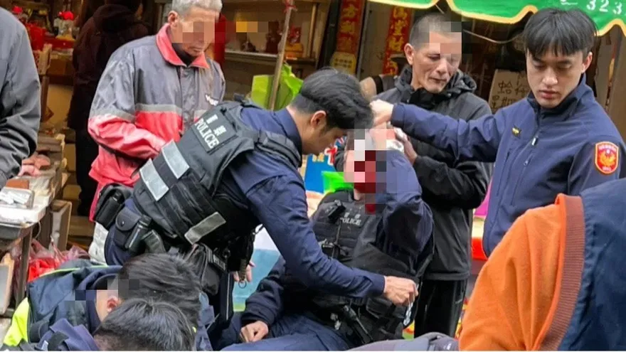 苗栗男持刀砍警遭擊斃！濺血畫面驚悚曝光　現場全還原