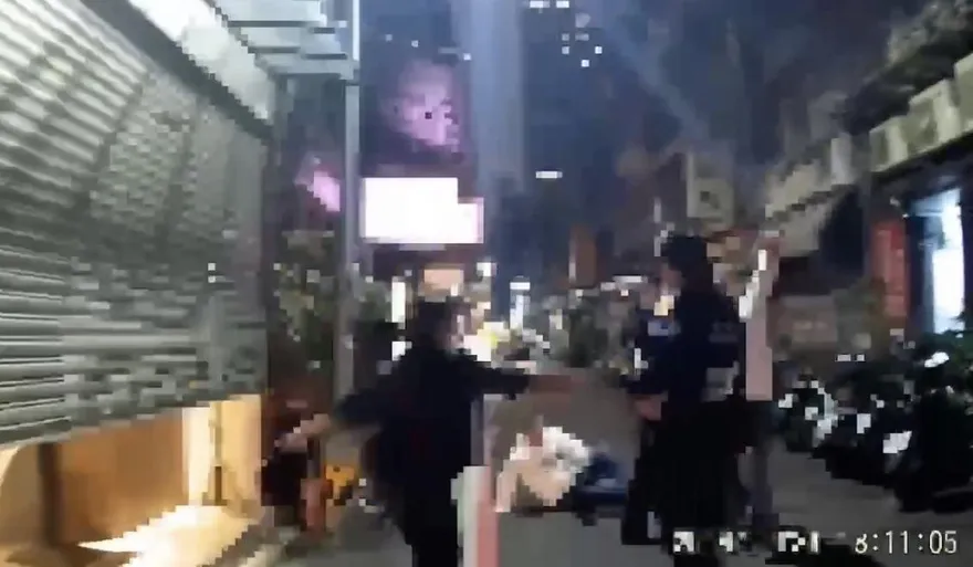 影/醉男見父跌倒以為被車撞　抓狂暴走警噴辣椒水壓制