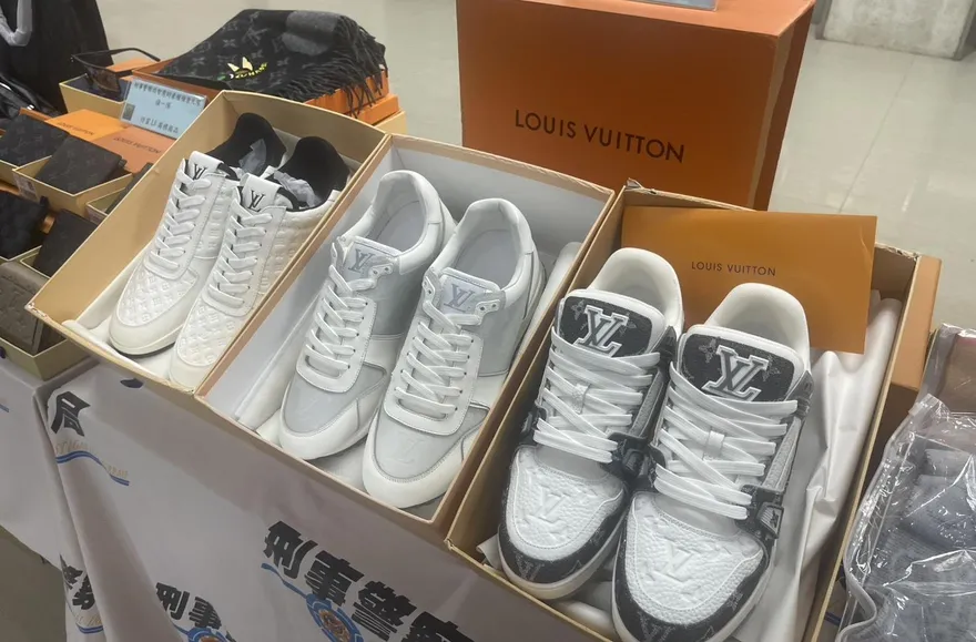 兄弟檔靠IG賣精品月撈400萬　警逮15人查扣巨量假貨