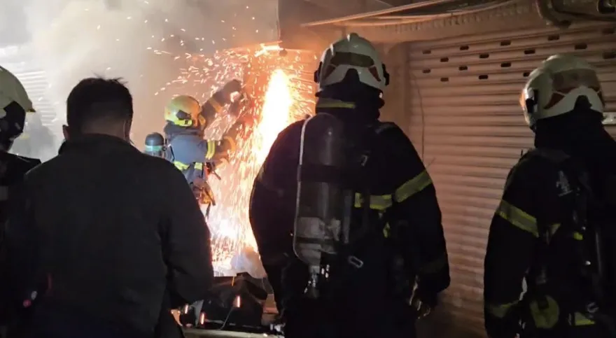 影/北市士林民宅火警濃煙狂竄　現場救出3人