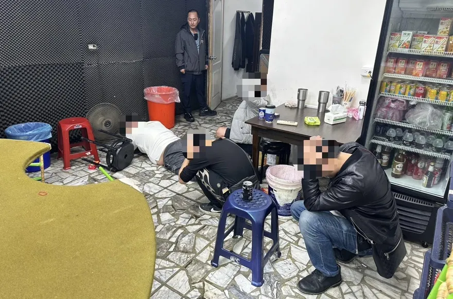 影/蘆洲住宅車庫藏職業賭場　警突襲逮18人扣近百萬賭資