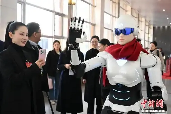 AI搶飯碗！陸機器人記者現身多地兩會「跑新聞」爆紅