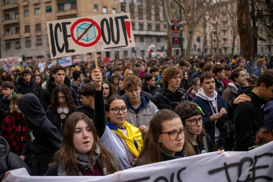 二樣情！冬奧開幕式熱鬧登場　米蘭市區大批學生上街頭反ICE