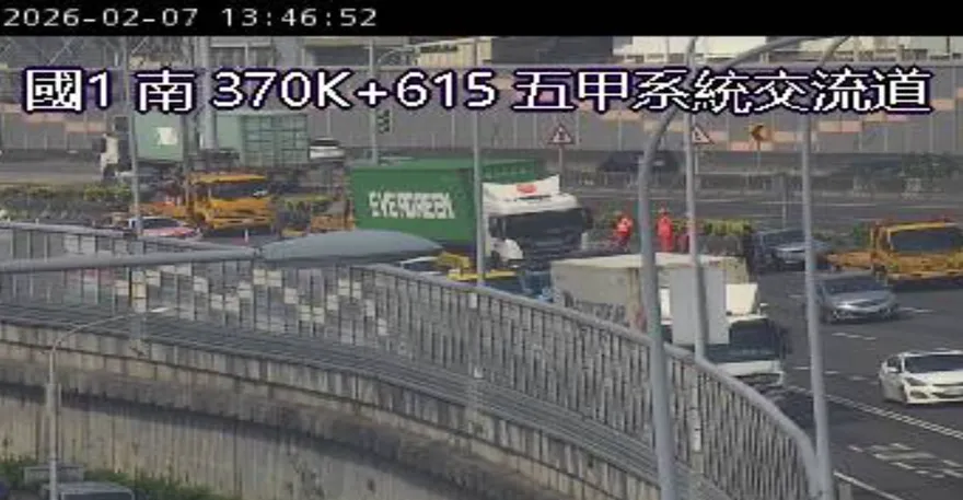 國1五甲系統3車追撞占用內線　車流紫爆嚴重回堵