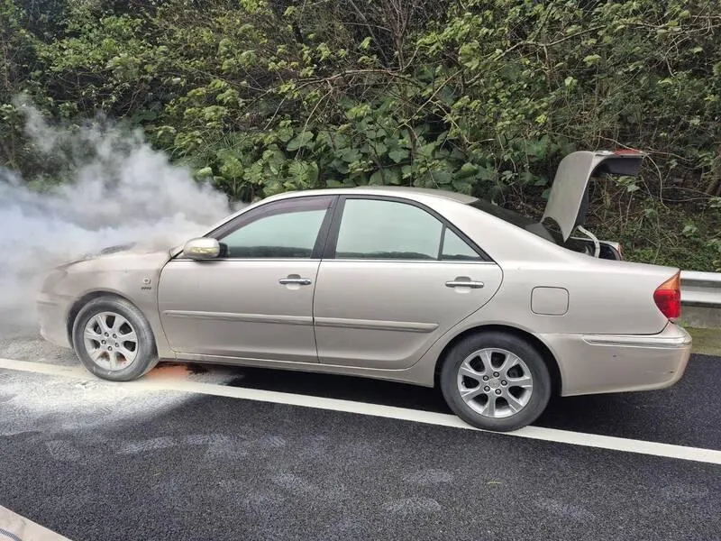 假日驚魂！　國3龍潭火燒車...駕駛見苗頭不對趕緊下車