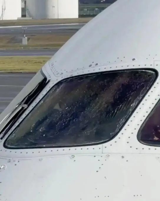 飛一半緊急掉頭！陸海航班機風擋破裂　機組放油處置全員平安