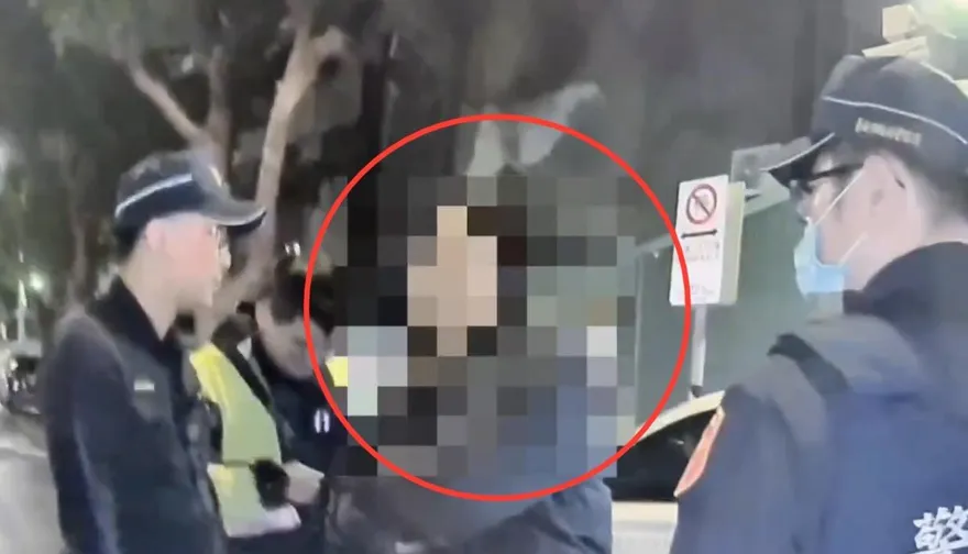 影/北市男街頭暴走民眾報案「持刀」　失控嗆警遭強制送醫