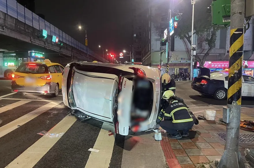 影/北市共享汽車自撞分隔島翻車　側躺路中駕駛受困
