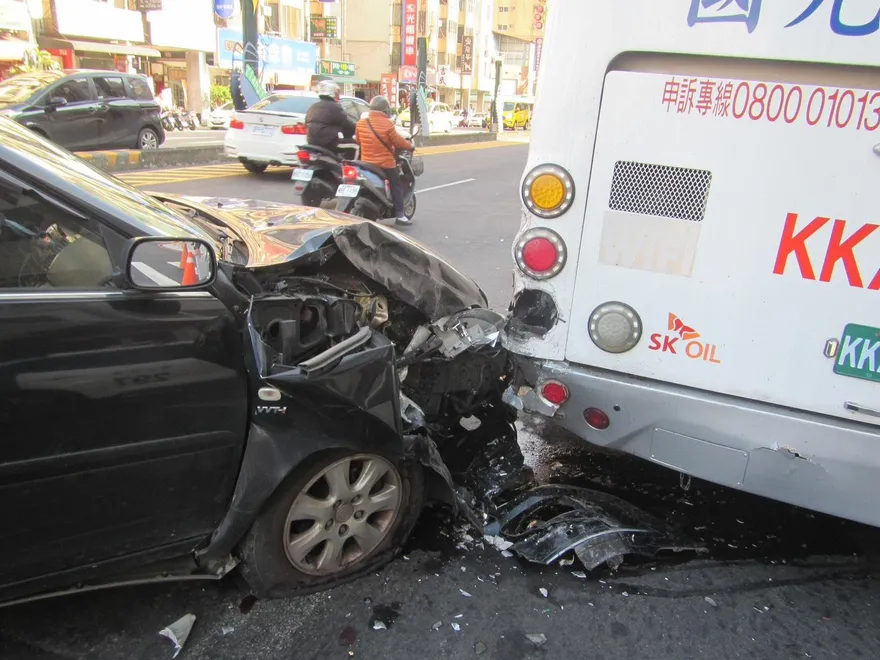 台中年貨大街路口驚爆車禍！轎車撞公車　車頭全毀變形