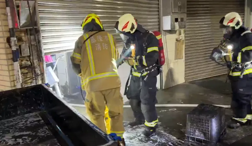 基隆獅球路民宅失火竄黑煙　消防40分鐘撲滅幸無人傷