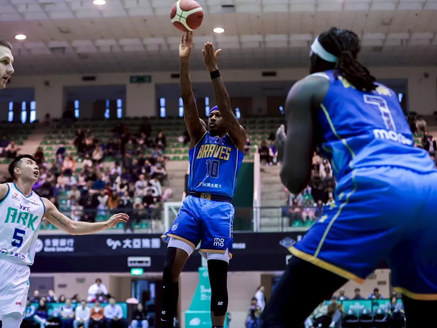 PLG/太離譜！富邦勇士洋將不爽遭驅逐出場　竟朝裁判吐口水