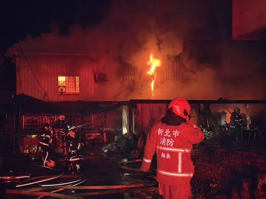 新店鐵皮屋深夜大火！「全面燃燒」陷火海　消防急灌救