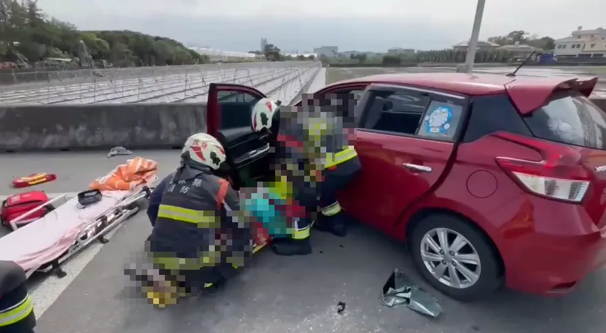 影/雲林67歲婦自撞昏迷夾困　消防破窗搶救仍不治