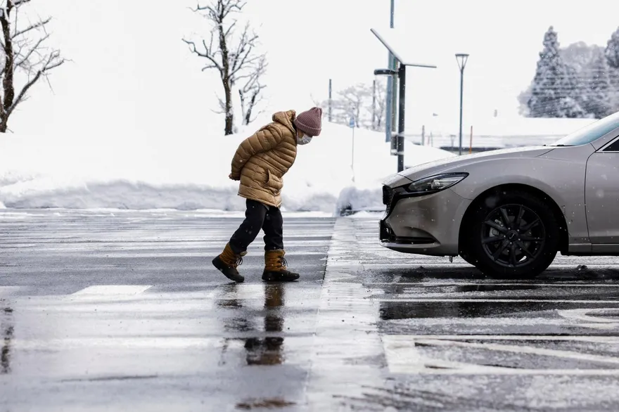 冒雪投票太危險！鳥取縣11個投票所「提早2小時」關閉