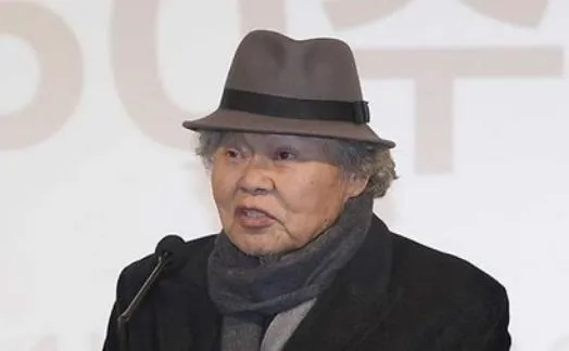 2個月前遛狗跌倒！韓名導鄭鎮宇染新冠逝世　享壽88歲