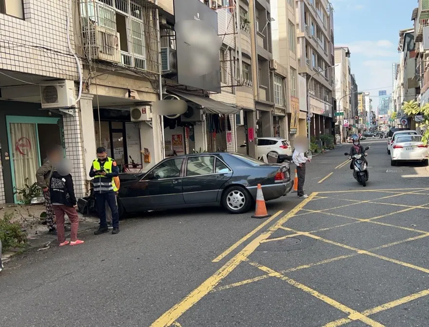 影/87歲翁開老賓士自撞騎樓！　載83歲婦雙雙受傷送醫