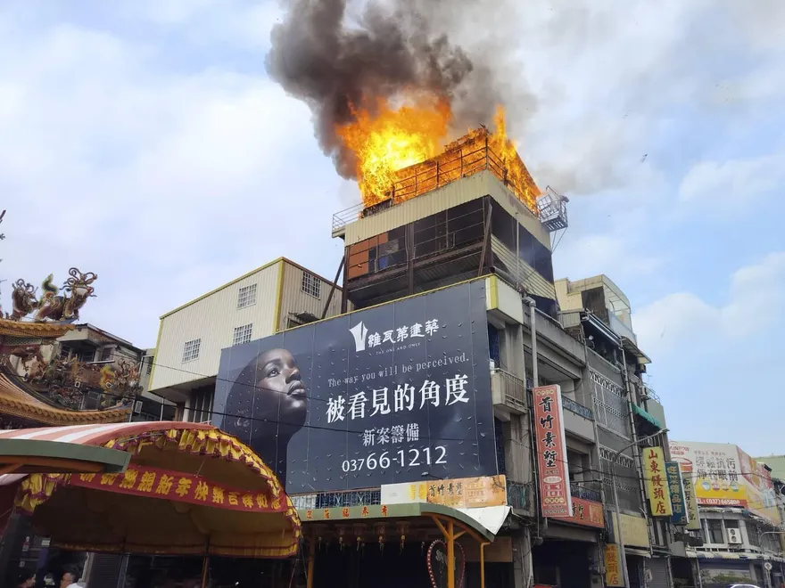 影/電線疑走火！苗栗頭份透天厝頂樓鴿舍起火　數十隻鴿子葬身火海