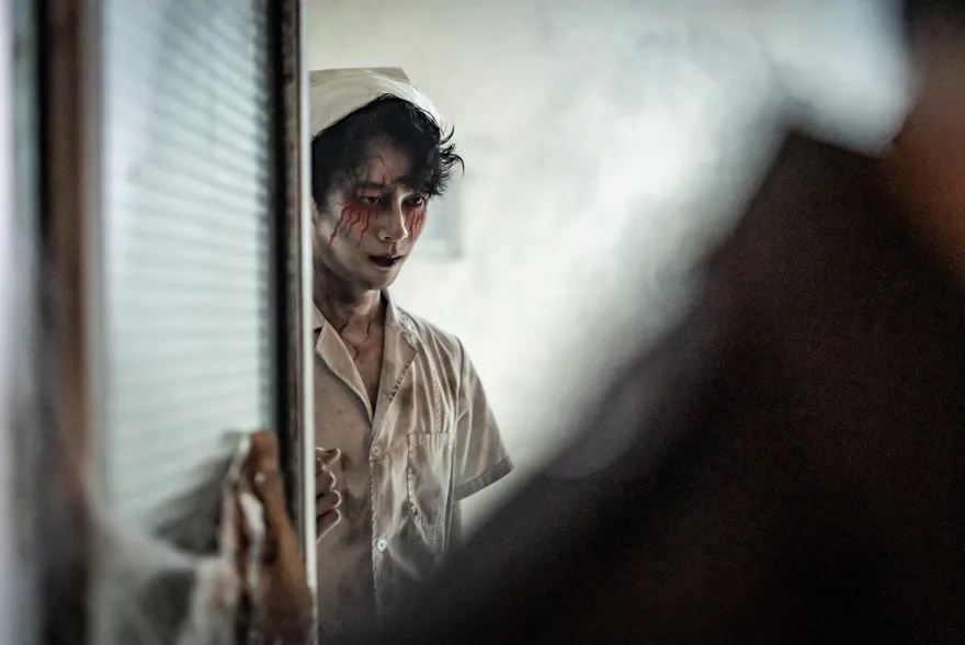 顏廷儒扮鬼嚇人出糗「慘跌四腳朝天」  對戲邵雨薇緊張到狂NG