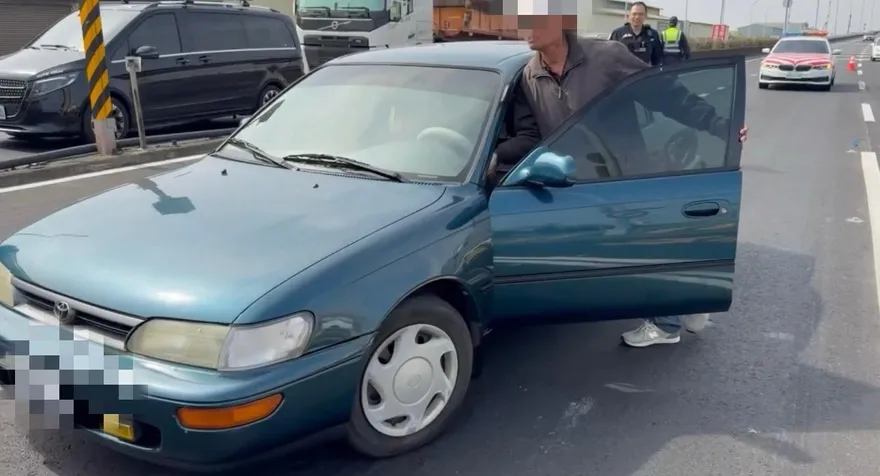 影/15公尺的玩命！阿北國道拋錨嫌拖吊費貴「推車下國道」