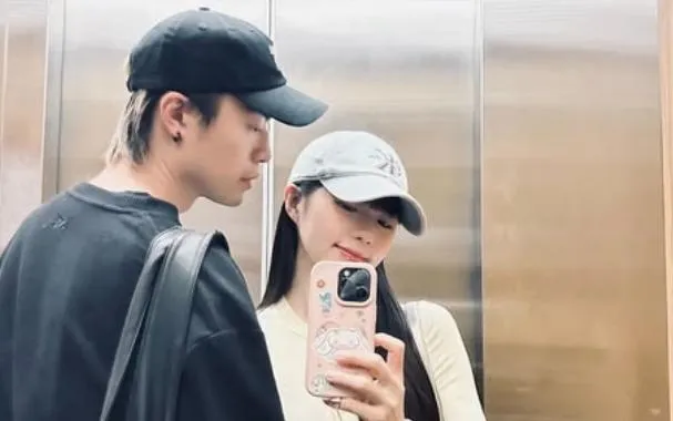 簡廷芮再爆婚姻危機？老公疑被神隱全家福照中　他震驚回應了