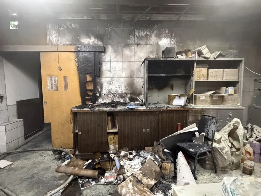 台南金屬廠鋰電池充電起火　消防快速撲滅無傷亡