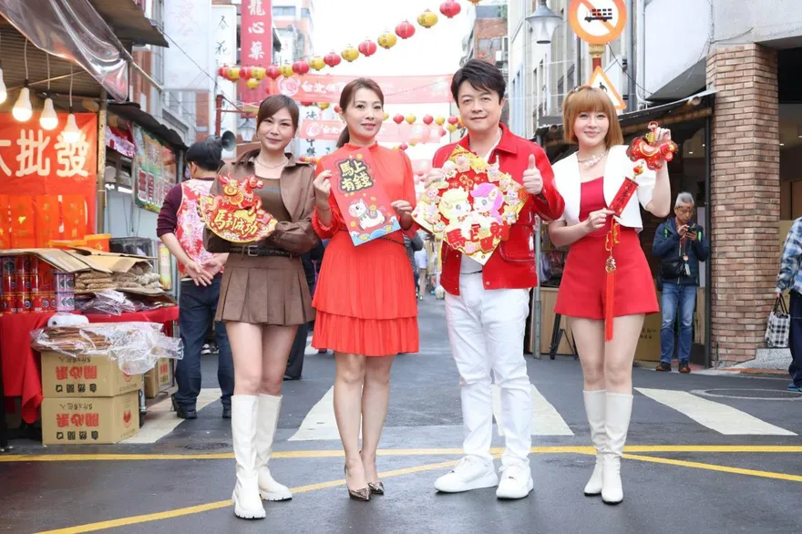 翁立友揪同門師妹逛年貨大街！嗨曝個唱加場　分享招財秘訣