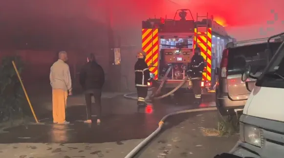 濃煙火舌狂竄出！高雄鳥松鐵皮屋深夜惡火　獨居屋主急逃生