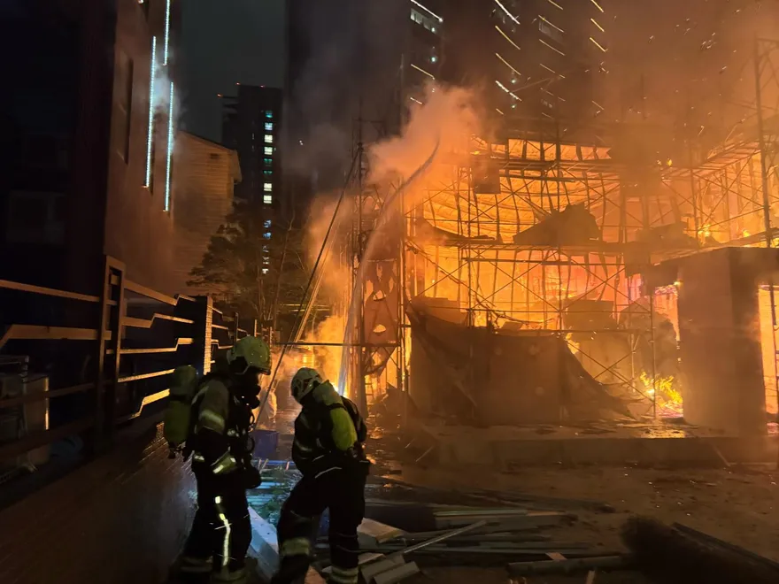 影/中壢樣品屋暗夜祝融　勇消奔火海危險搶救畫面曝