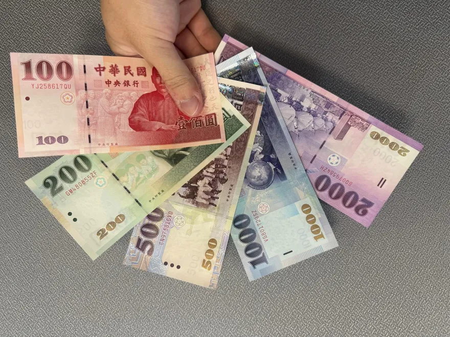 先揉爛再找錢！超商店員處理新鈔秘訣　引2.4萬網友共鳴