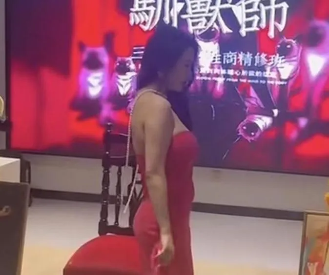 「眼神給出去」陸性商教母課程曝光！性感「扮妲己」、練習電臀