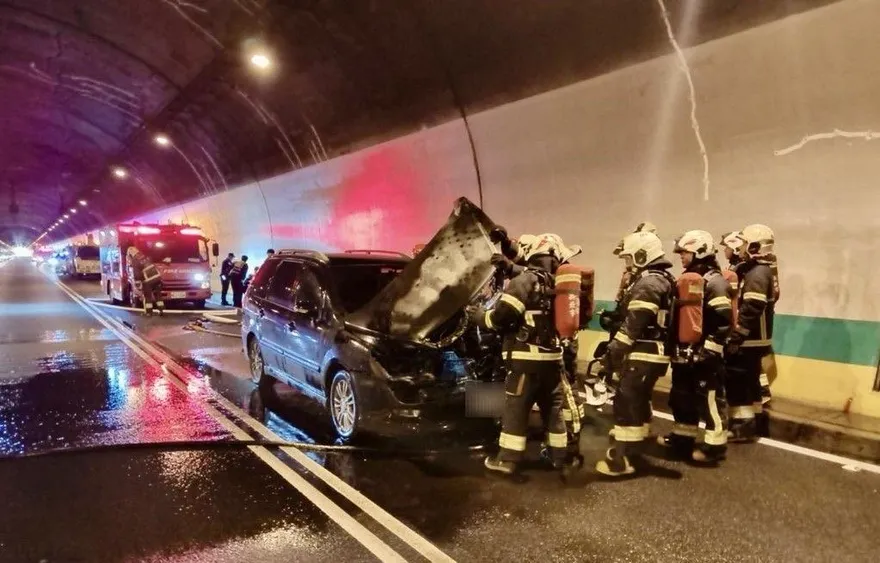 國道3號新店隧道火燒車　2人跳車無傷回堵6KM