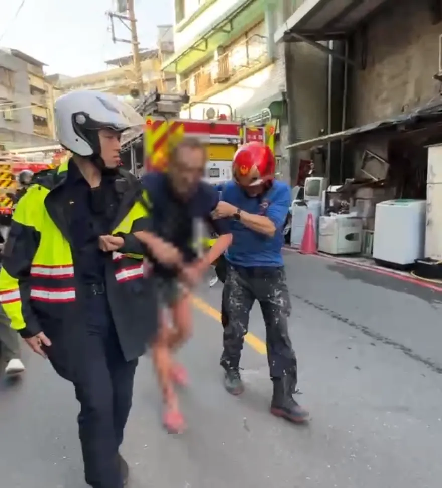 影/基隆集合式住宅突飄詭濃煙、疑有爆炸聲　1人送醫搶救